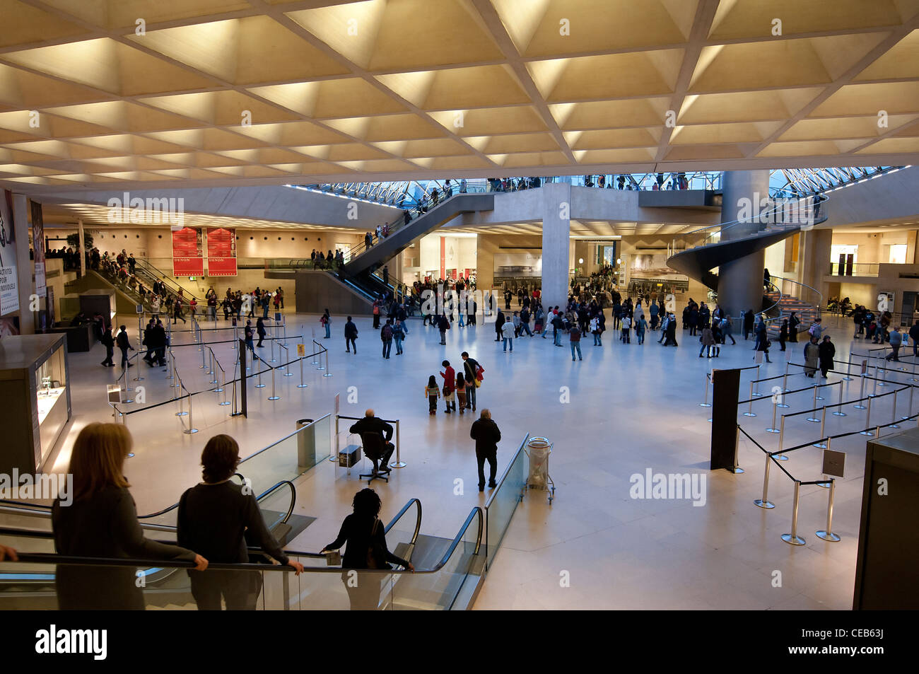 Blick auf den Eingang des Louvre in Paris, Stockfoto