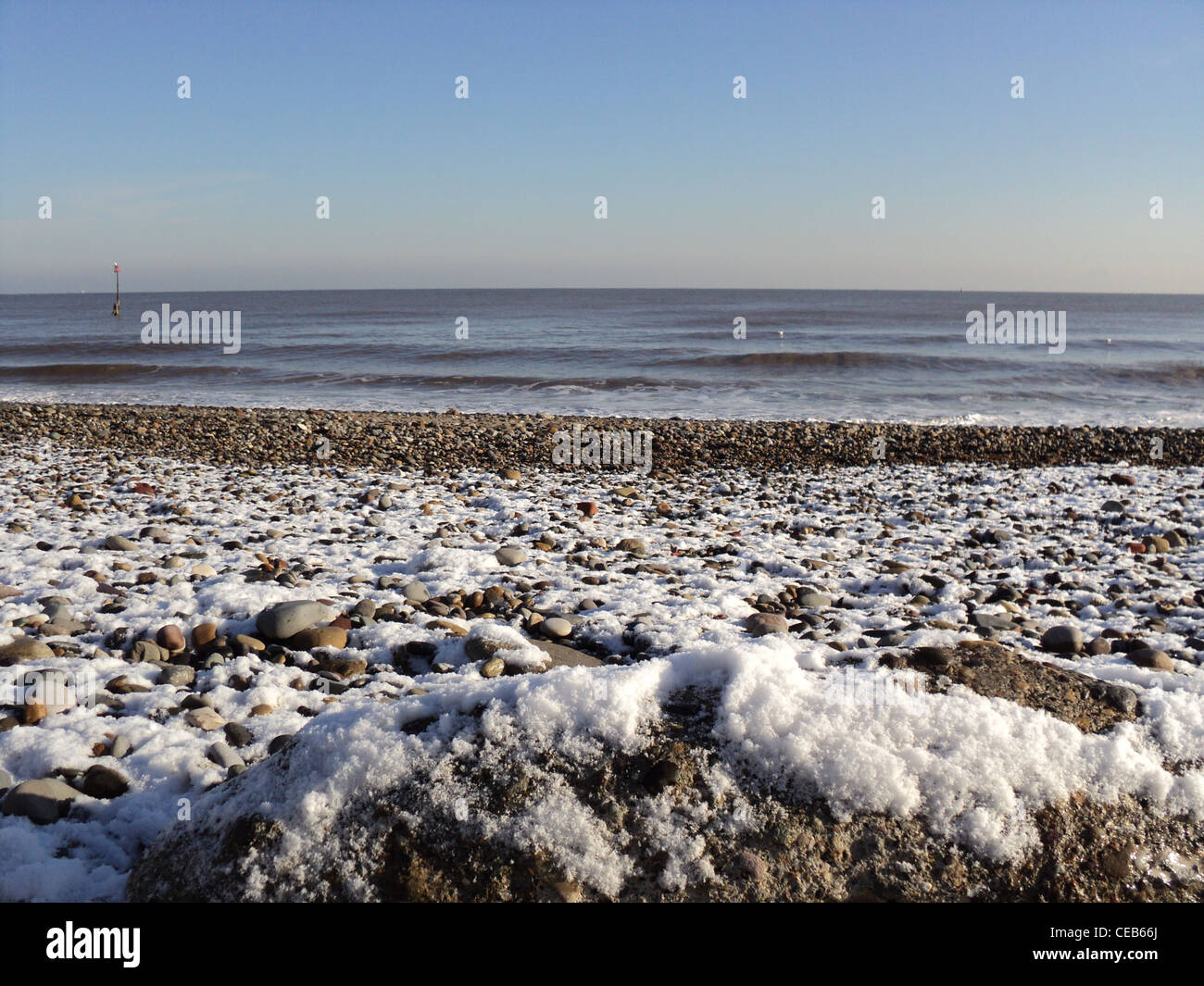 Strand im Schnee in Hornsea, Großbritannien, eine schöne Stadt Yorkshire Küste entlang. Landschaft vom Januar 2012. Stockfoto