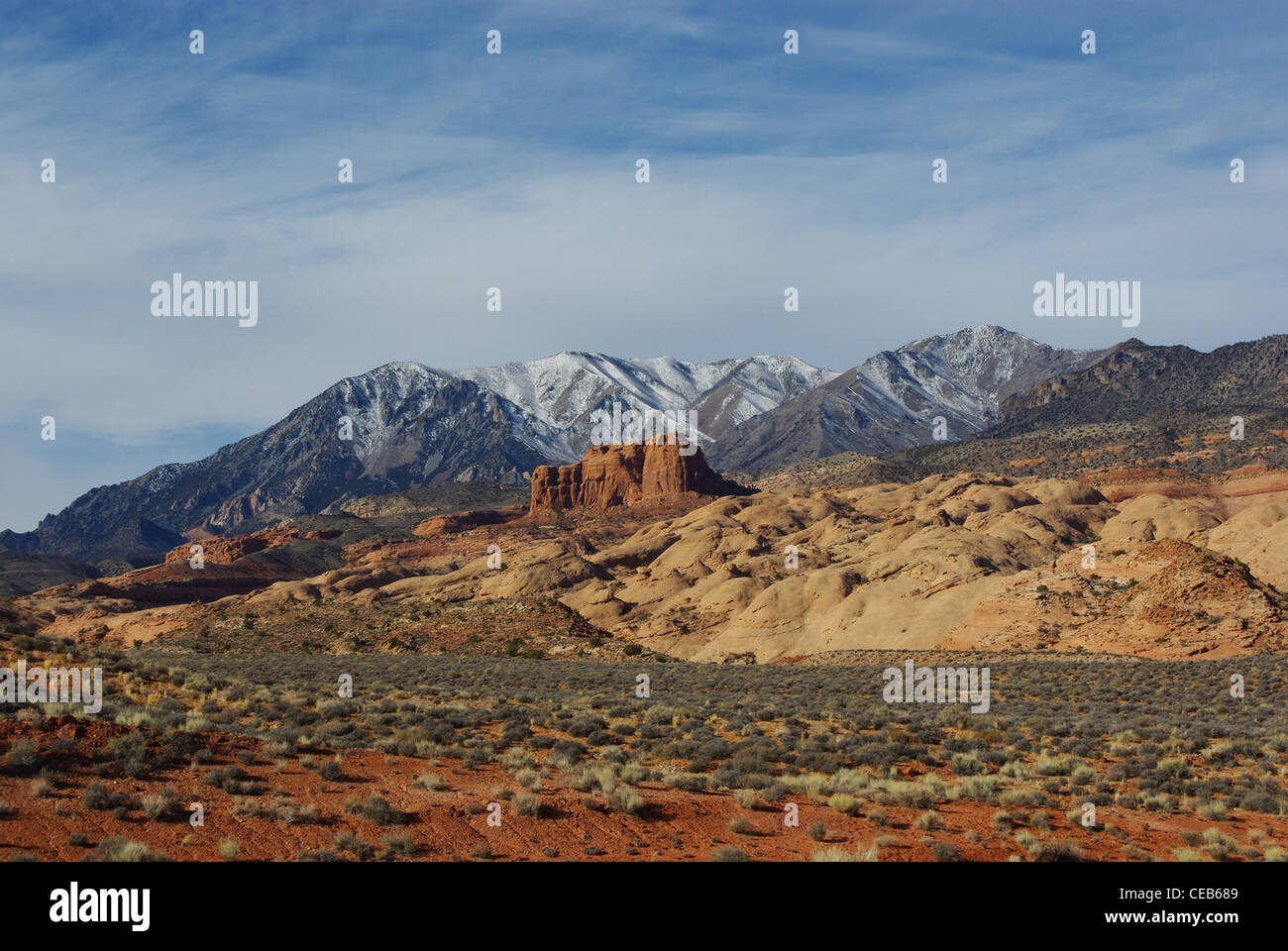 Wüste, roten Felsen und verschneiten Henry Mountains, Utah Stockfoto