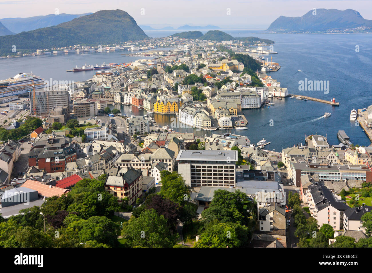 Blick auf den Hafen von einem erhöhten Aussichtspunkt, Alesund, Norwegen Stockfoto