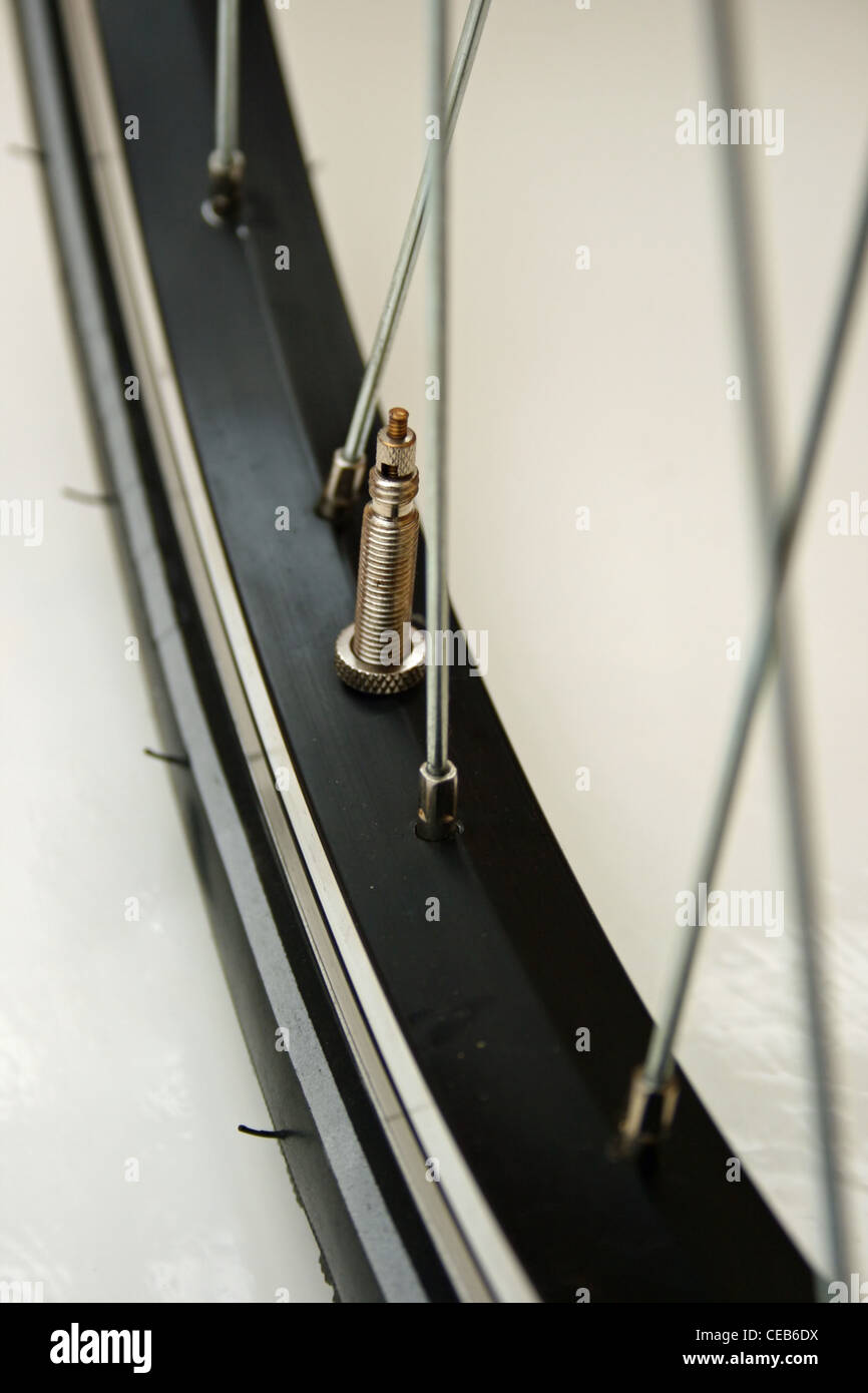 Fahrrad-Felge mit Speichen und Ventil. Stockfoto