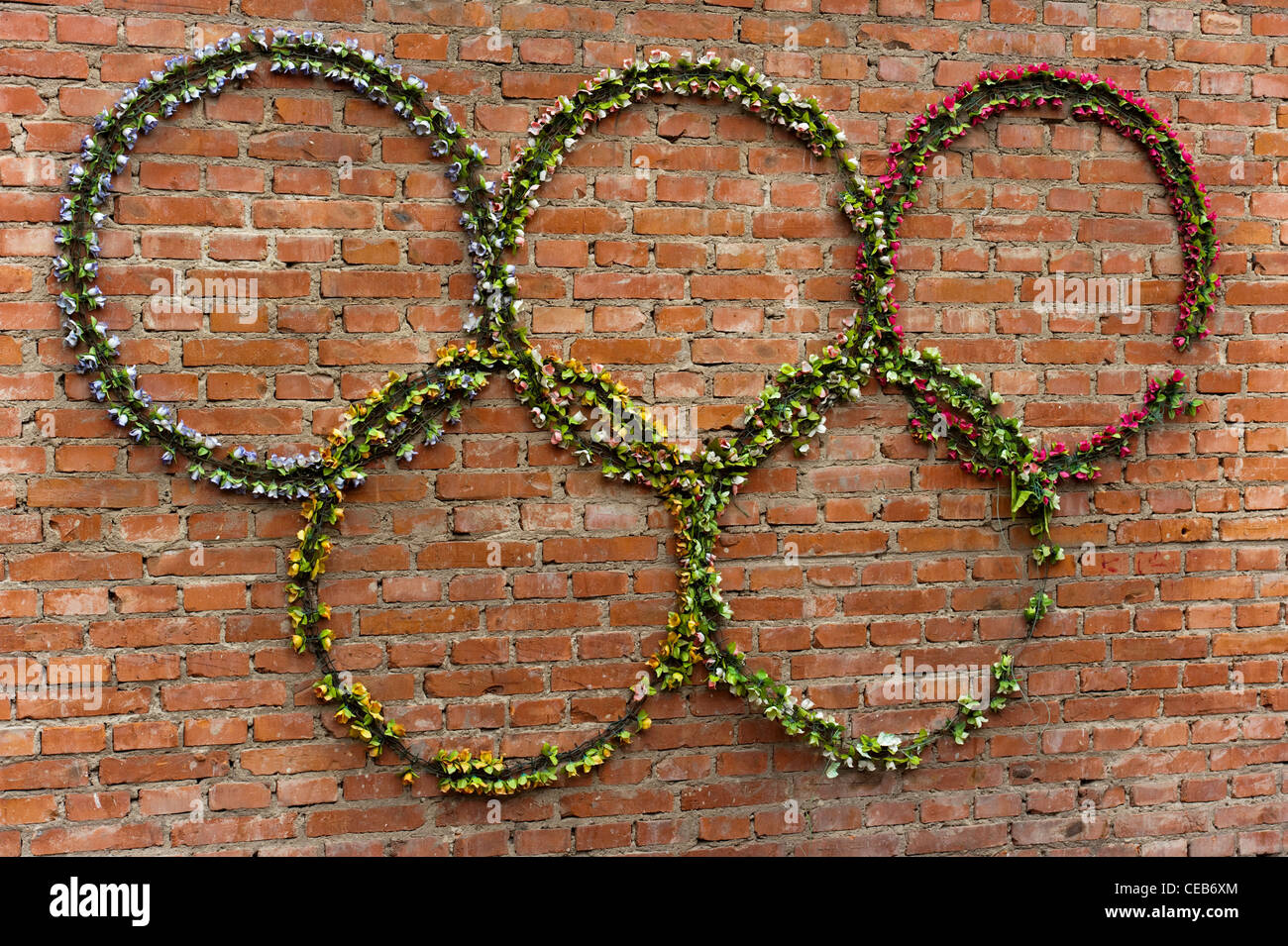 Olympia-Logo gemacht, mit Blumen, Gulou Bereich, Chaoyang District, Beijing, China, Asien. Stockfoto