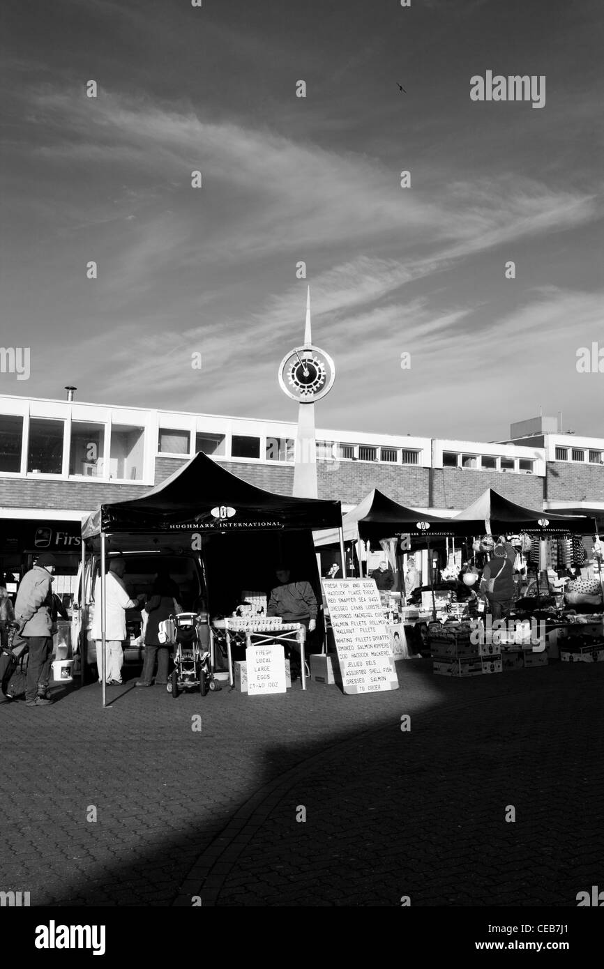 Blick auf die Uhr und Markt im Stadtzentrum von Kettering High Street Goldstraße, Northamptonshire trifft. Stockfoto