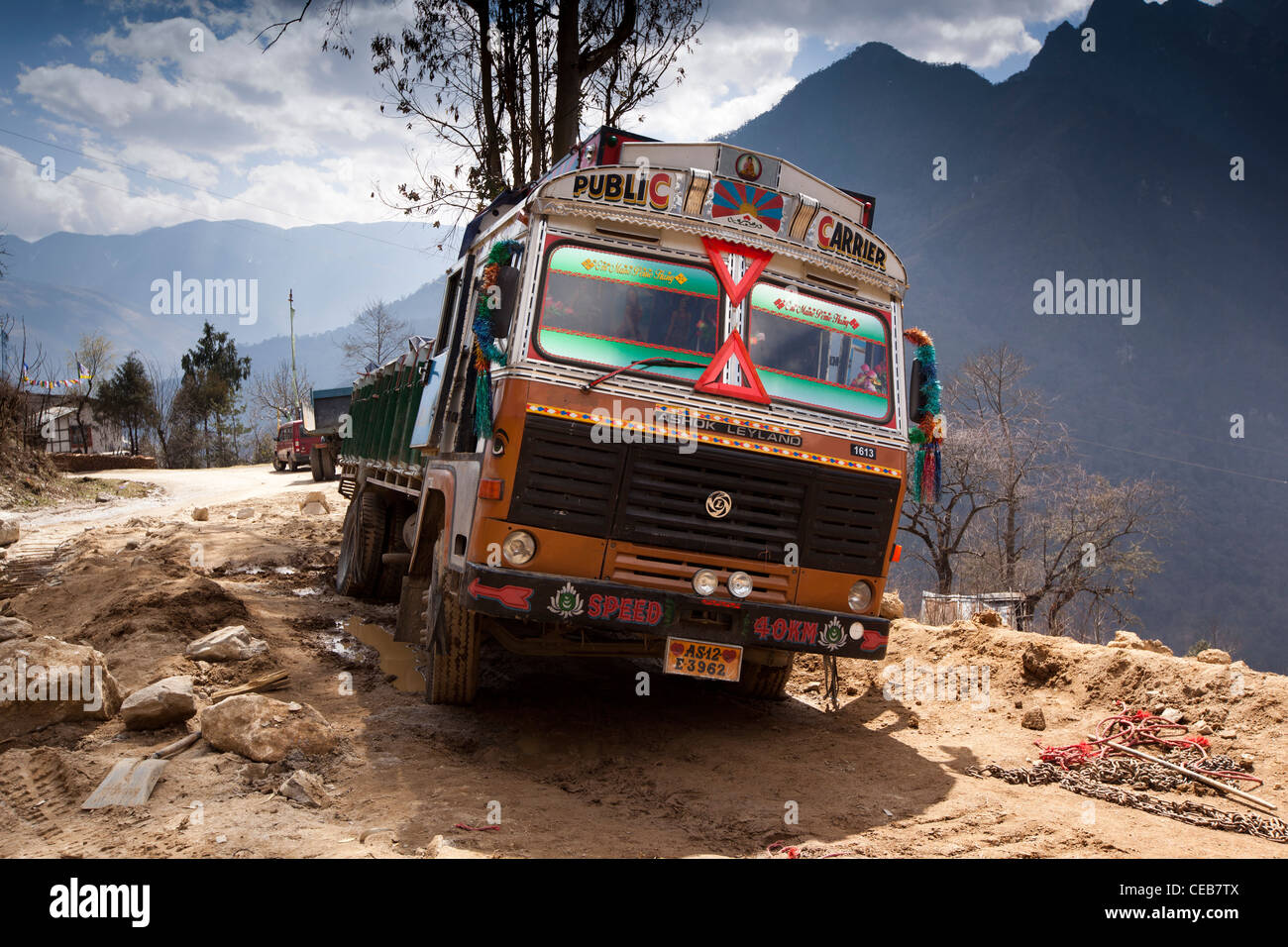 Indien, Arunachal Pradesh, Senge, schlecht fahren, waren Lkw bis zu den Achsen versenkt in weichem Boden Stockfoto