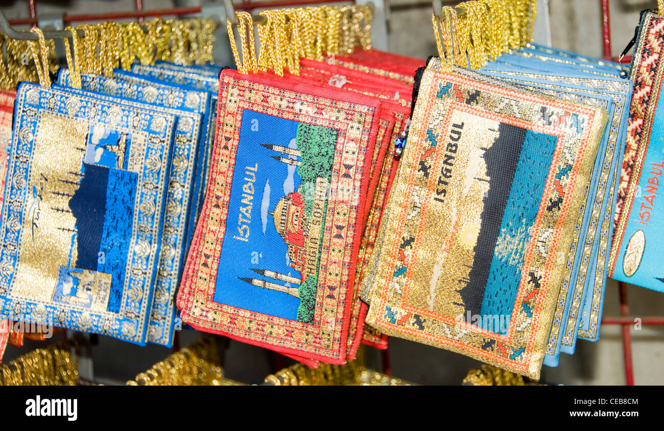 Textile gewebt Änderung Geldbörse Souvenirs, die Hagia Sophia, blaue Moschee auf Anzeigen Rack Istanbul Türkei Stockfoto