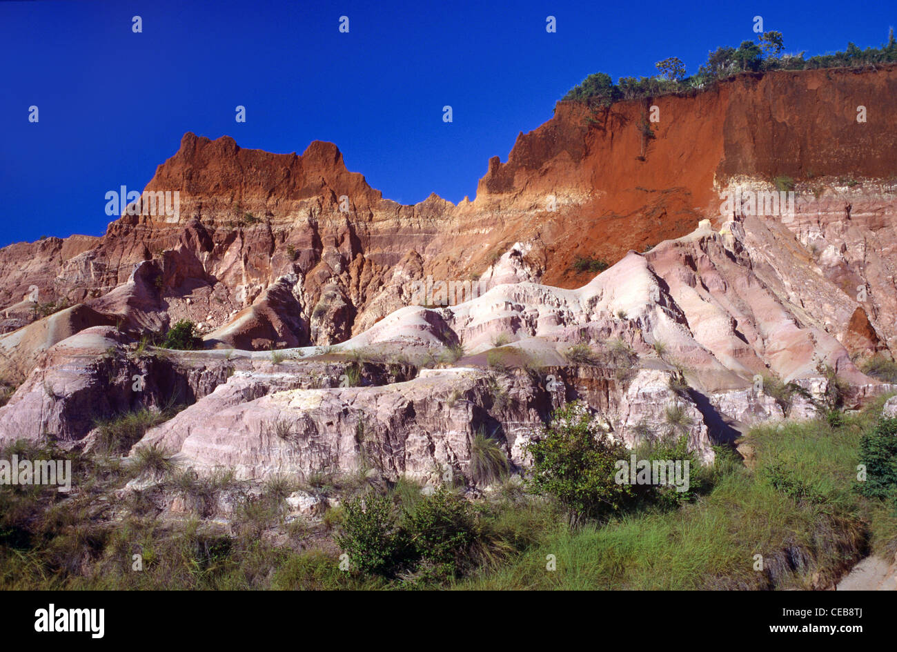 Felsformationen am La Cirque Rouge, einem Canyon der roten, beigen und ocherischen Lateritaufschlüsse oder eisenreichen Vorkommen, Amborovy, Majunga Mahajanga Madagaskar Stockfoto