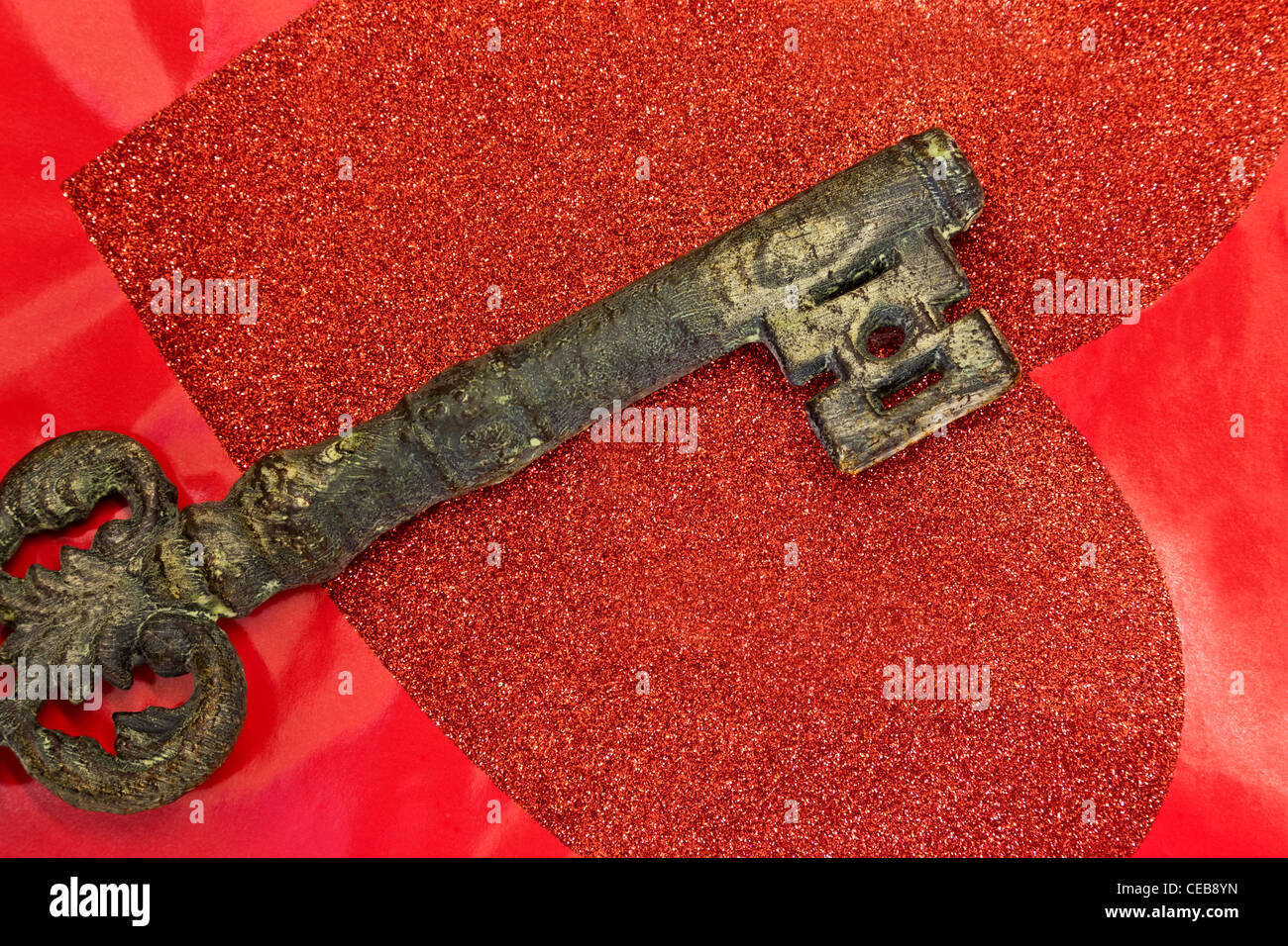 Reich verzierte Schlüssel über rotes Herz gelegt. Stockfoto