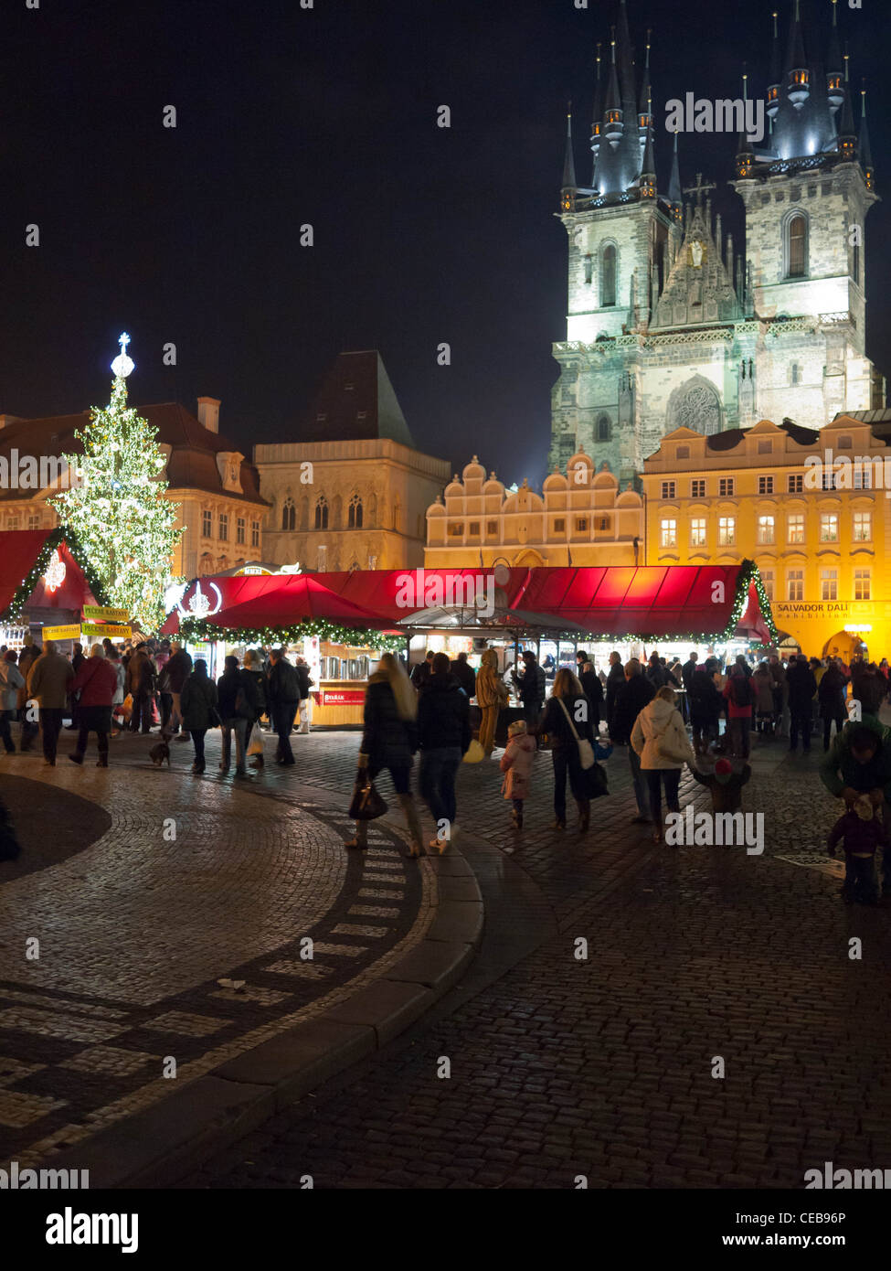 Weihnachtsmarkt und der Liebfrauenkirche vor Tyn, der Altstädter Ring, Prag Stockfoto