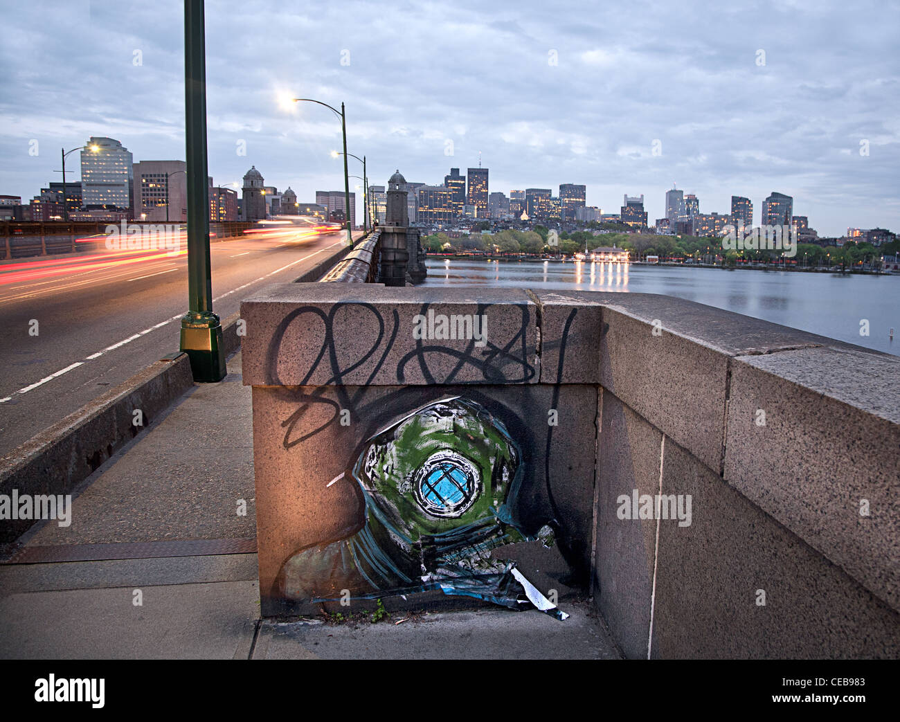 Nahaufnahme von Graffiti auf Longfellow Bridge mit Autos von Beschleunigung und Boston Skyline im Hintergrund Stockfoto