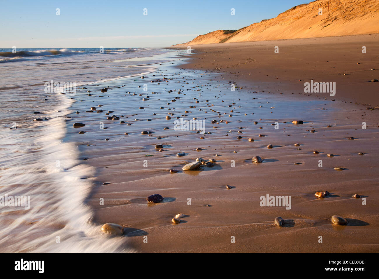 Wave wäscht über kleine Felsen am Strand von Marconi, Wellfleet Stockfoto