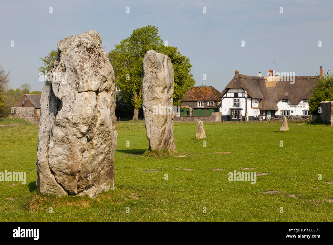 Standing Stones und das Red Lion Pub, Avebury, Wiltshire Stockfoto