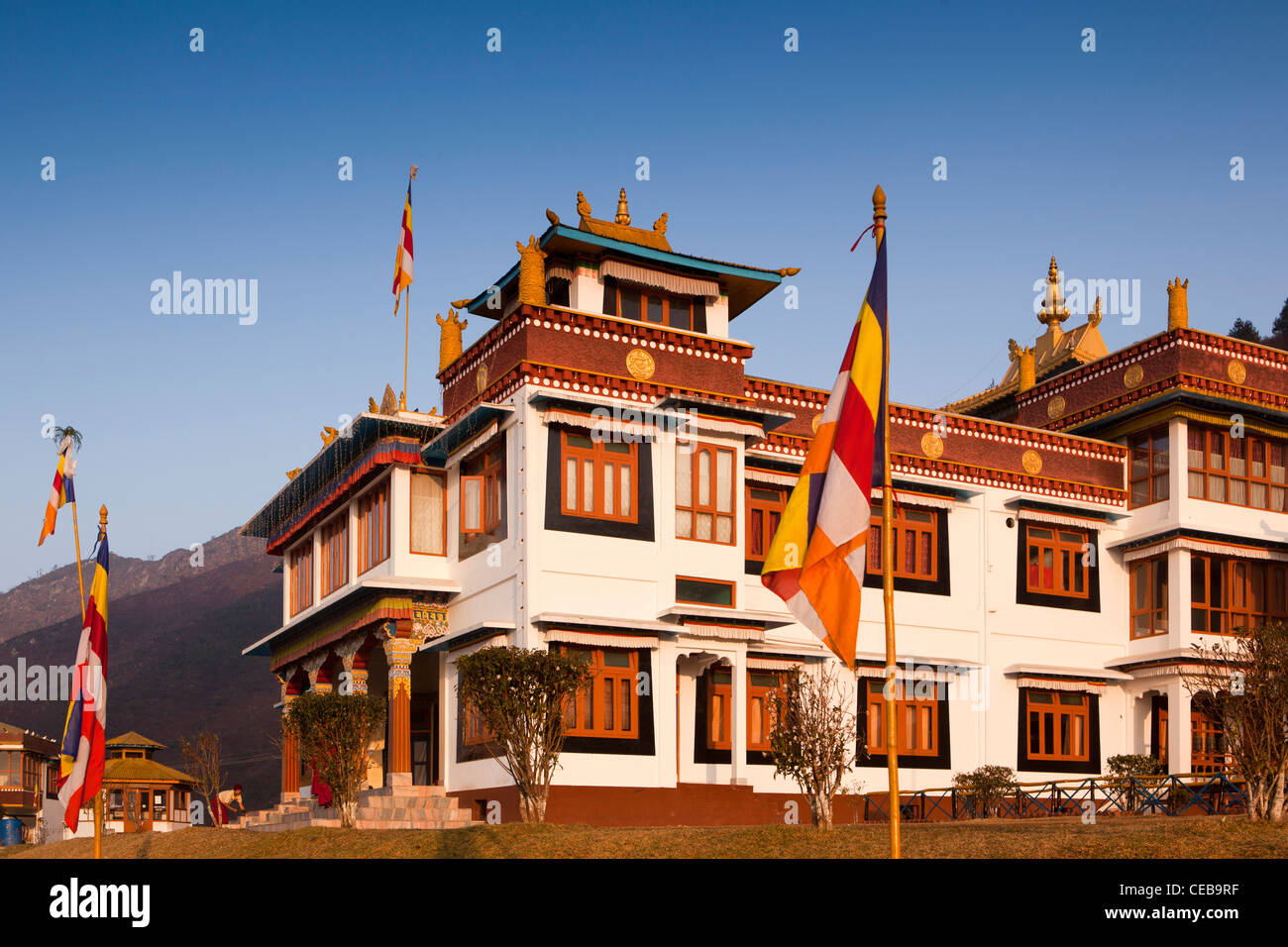 Neue Mahayana-Buddhismus-Kloster in der Morgendämmerung, Bomdila Gompa, Arunachal Pradesh, Indien Stockfoto