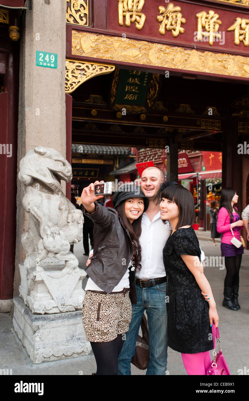 Touristen mit ihren eigenen Fotografieren am Yu-Yuan-Garten, Huangpu District, Shanghai, China, Asien. HERR Stockfoto