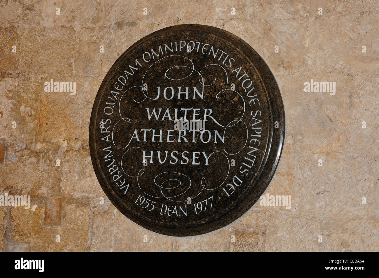 Gedenktafel für Dean Walter Hussey. Dekan der Kathedrale von Chichester 1955-1977 Chichester. Stockfoto