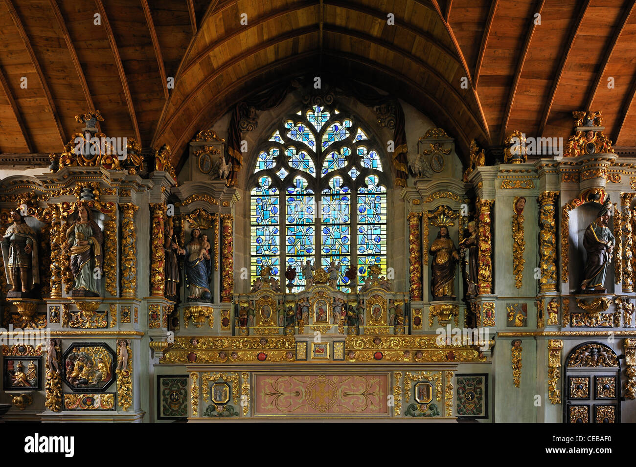 Altar und barocken Altaraufsatz von die Kapelle Sainte-Marie-du-Ménez-Hom, Finistère, Bretagne, Frankreich Stockfoto