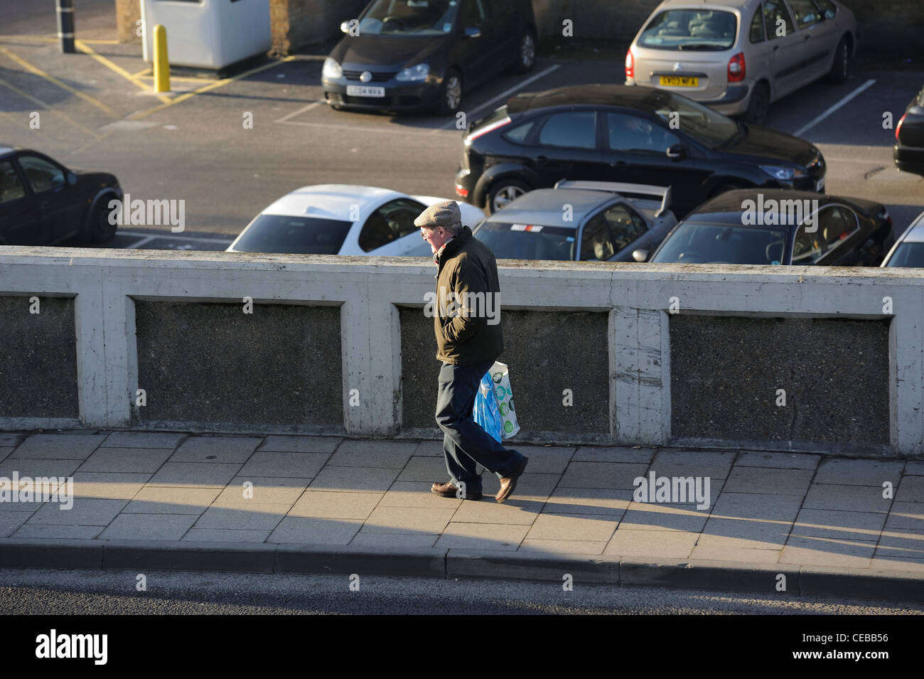 Alter Mann zu Fuß mit Träger Taschen York England uk Stockfoto