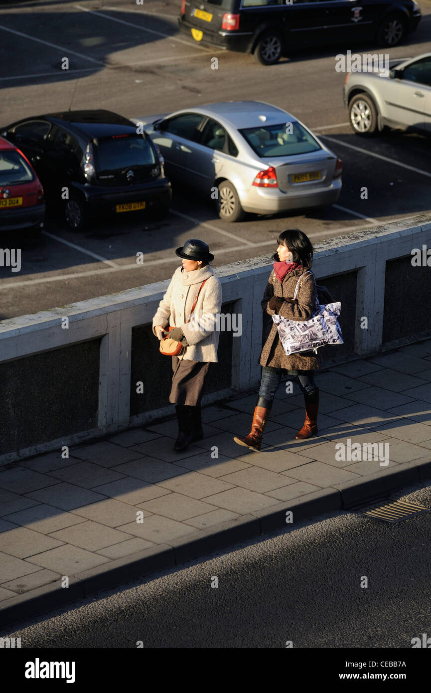 Touristen, die zu Fuß in die Herbstsonne York England uk Stockfoto