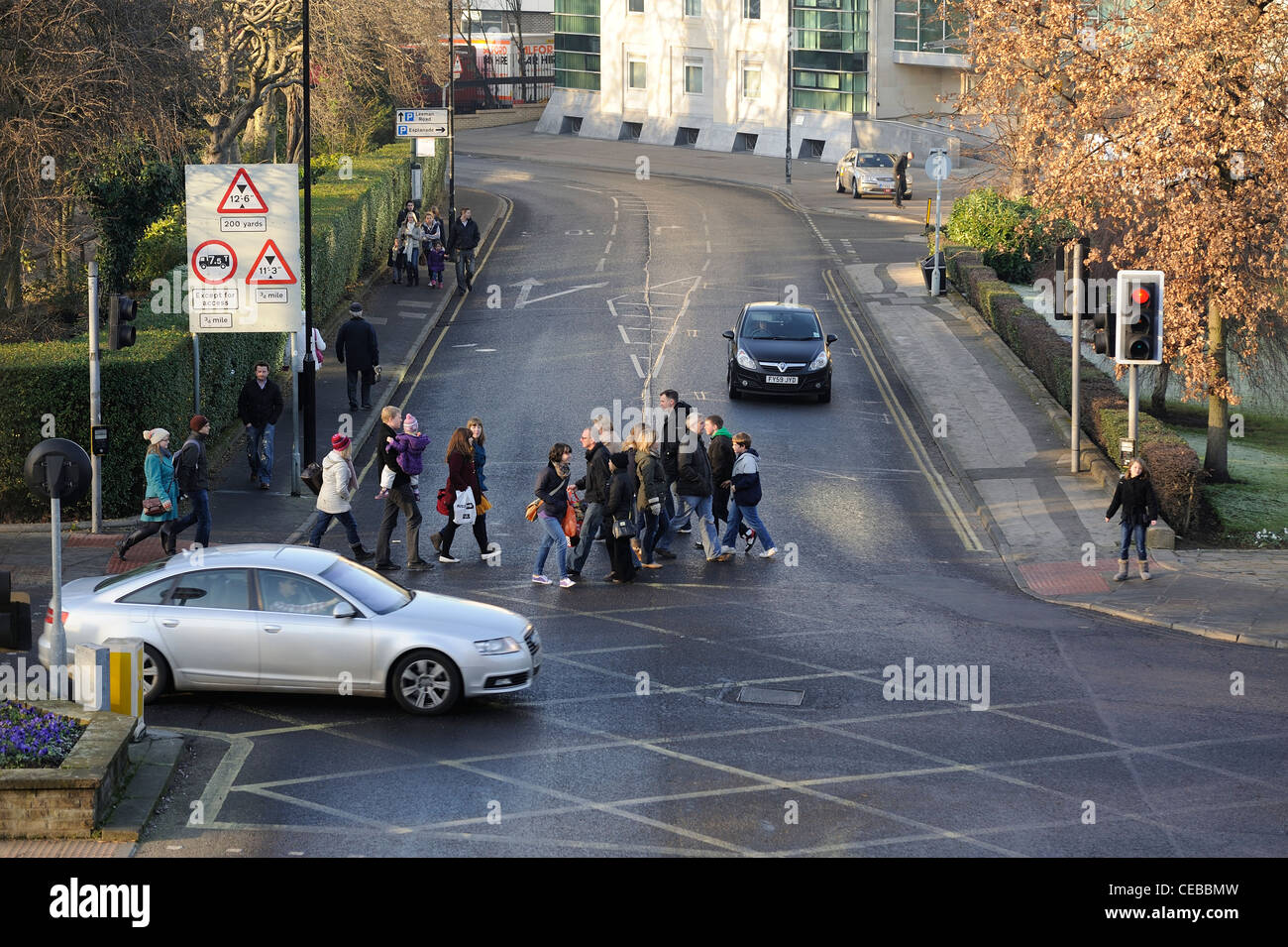 Menschen überqueren Straßenstation steigen York England uk Stockfoto