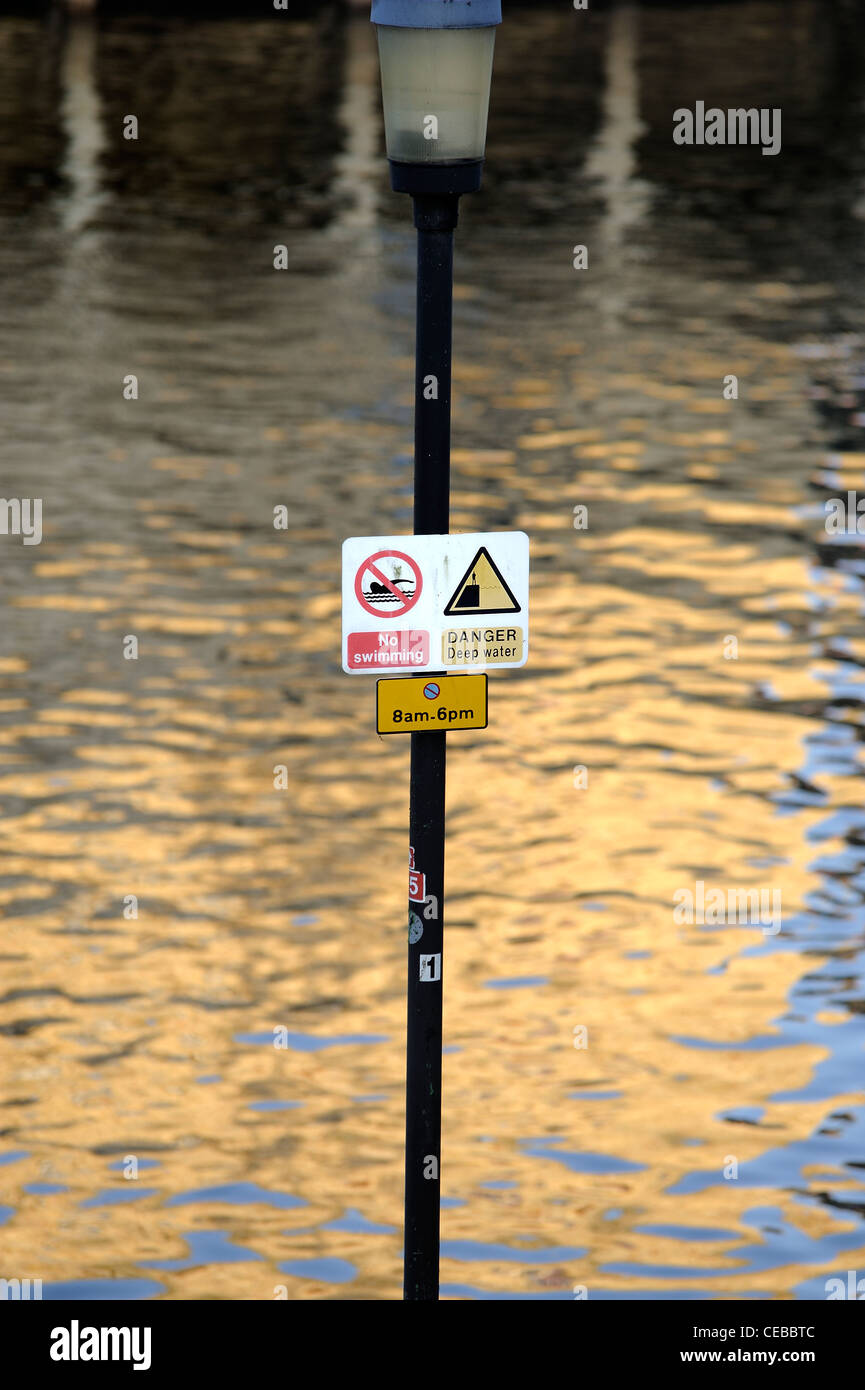 Gefahr tiefen Wasser kein Schwimmen-Fluss Ouse York uk Stockfoto
