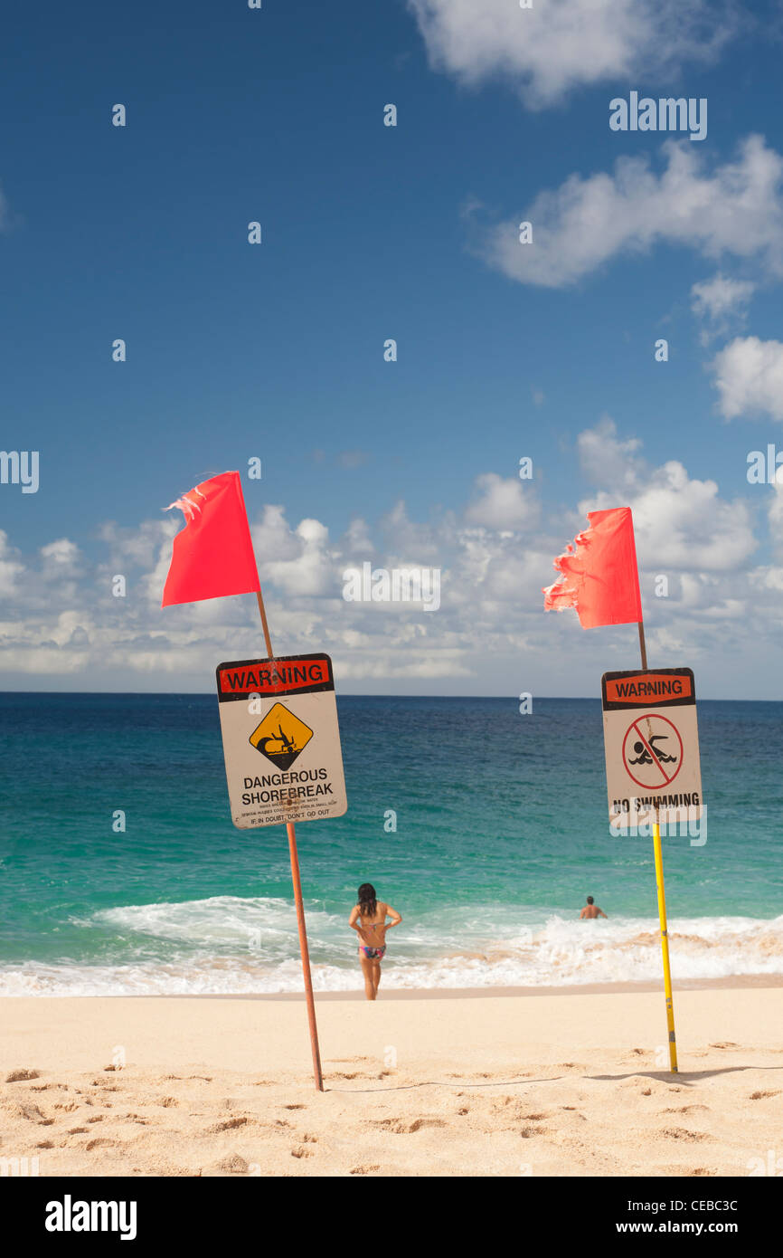 Gefährliche Shorebreak Zeichen, North Shore, Oahu Stockfoto