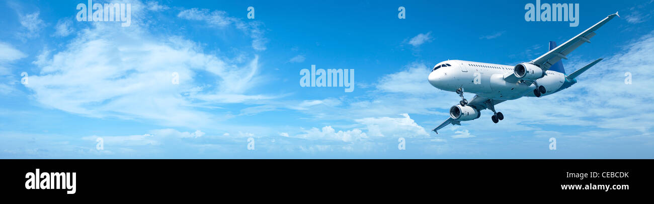 Panorama Zusammensetzung eines Düsenjets am blauen Himmel Stockfoto