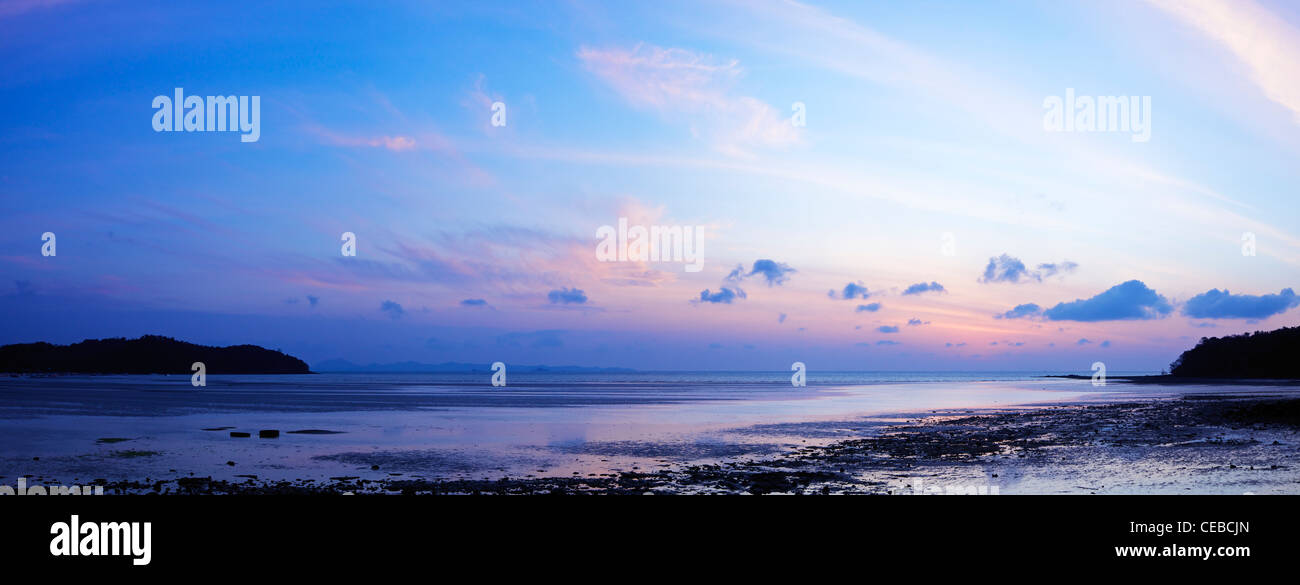 Blick auf ein Meer in der Morgendämmerung. Insel Phuket, Thailand. Panorama-Komposition. Stockfoto