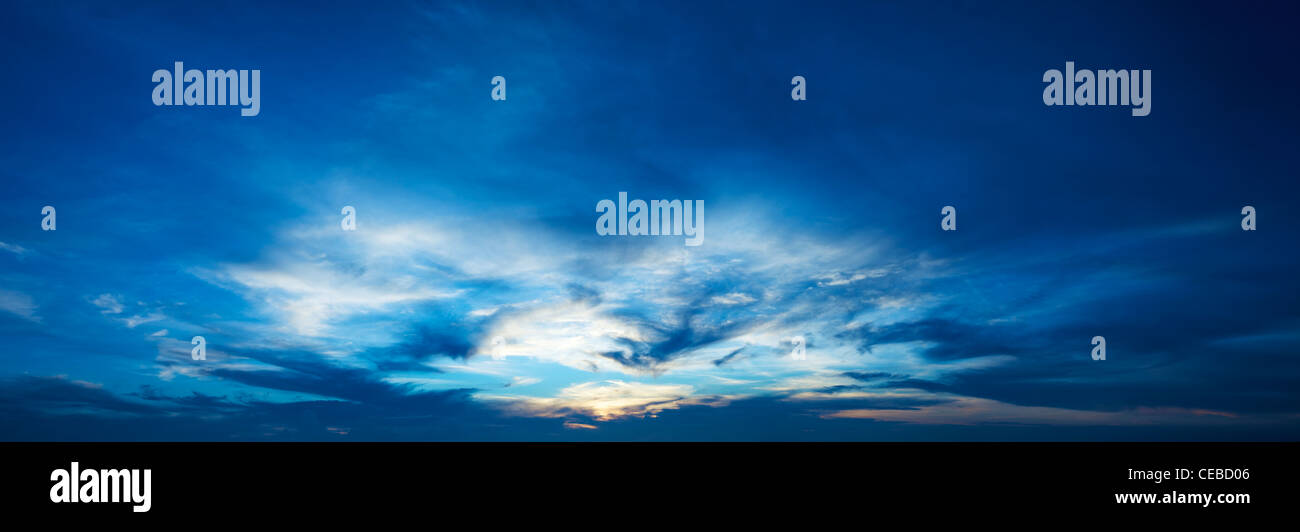 Blick in einen Himmel bei Sonnenuntergang. Panorama-Aufnahme. In hoher Auflösung. Stockfoto
