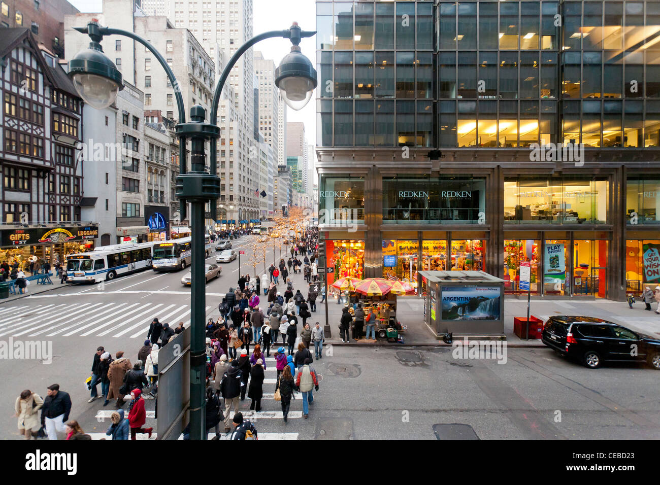 Shopper und Fußgänger zu Fuß auf der Fifth Avenue in New York City. Stockfoto