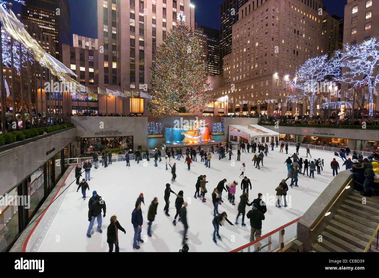 Schlittschuhläufer auf der Eisbahn am Weihnachtsbaum am Rockefeller Center in der Nacht. Stockfoto