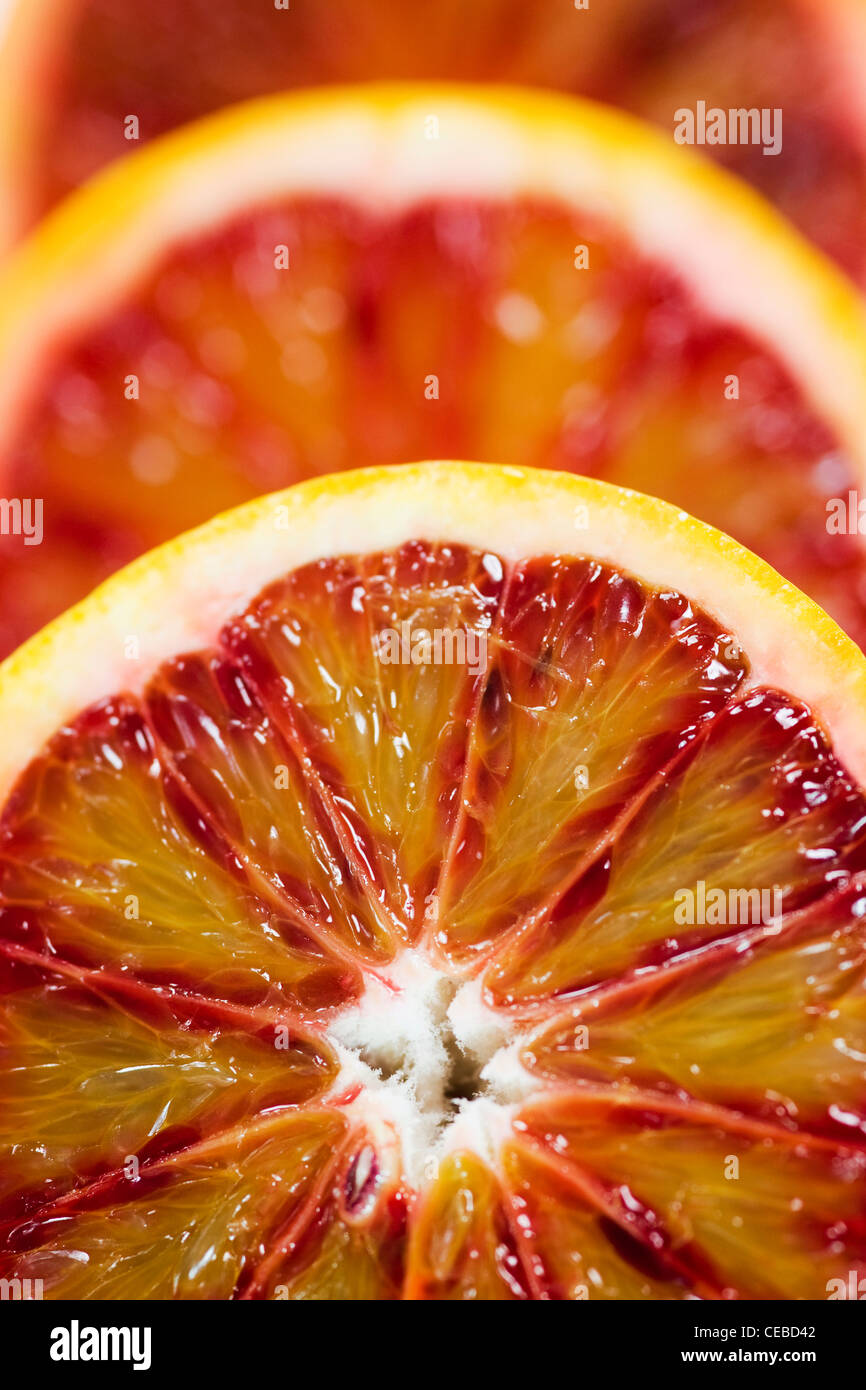 Citrus x Sinensis. Nahaufnahme von Blutorange Hälften. Stockfoto