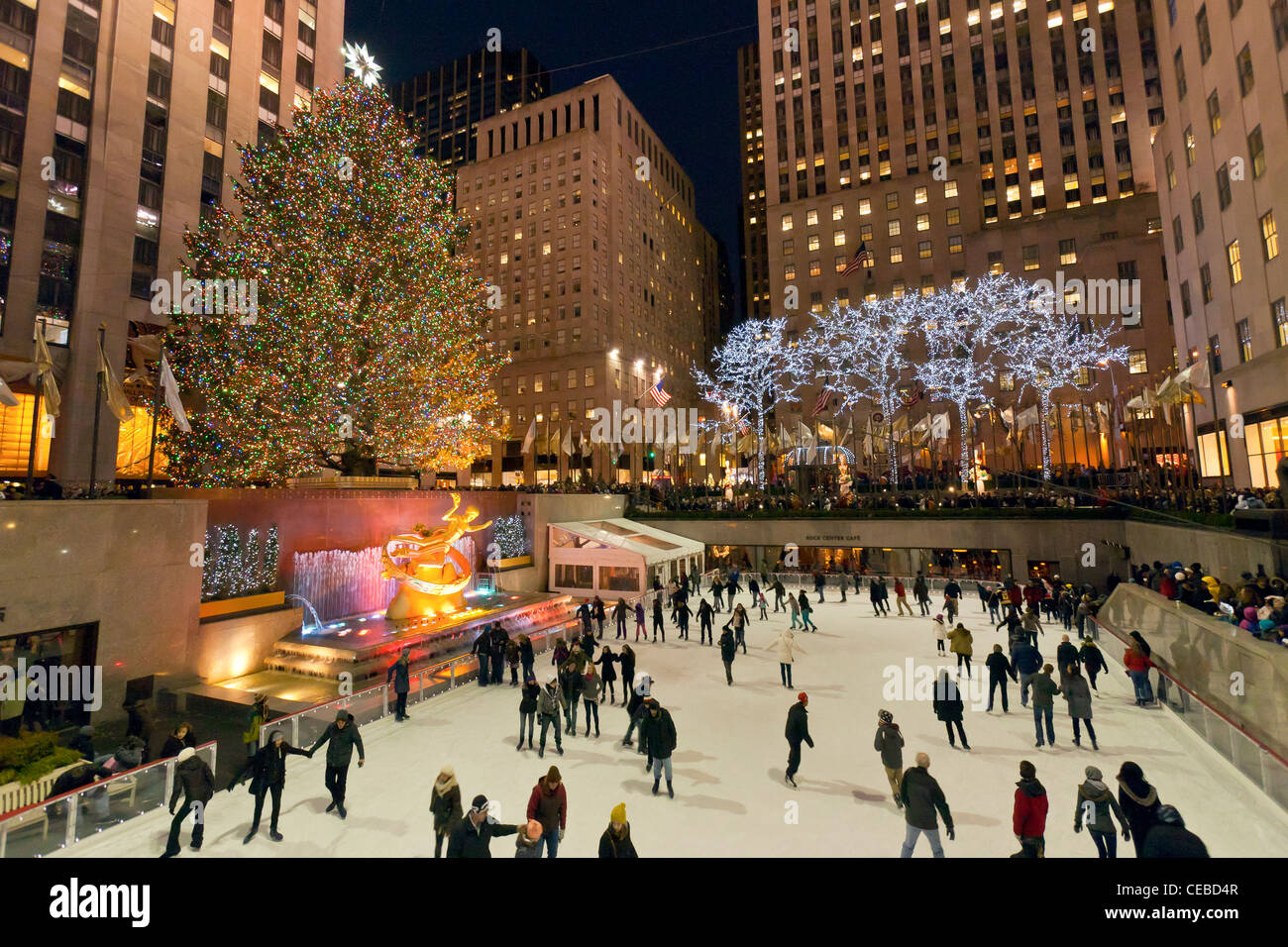 Schlittschuhläufer auf der Eisbahn am Weihnachtsbaum am Rockefeller Center in der Nacht. Stockfoto