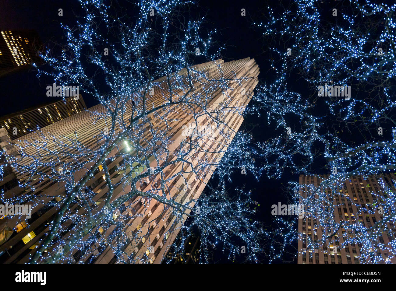 Das Rockefeller Center Gebäude und Weihnachtsbeleuchtung auf einem Baum. Stockfoto