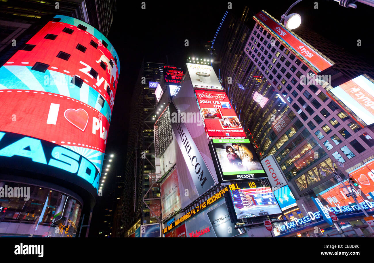 Eine Menge Leute genießen die Lichter des Times Square in New York City in der Nacht. Stockfoto