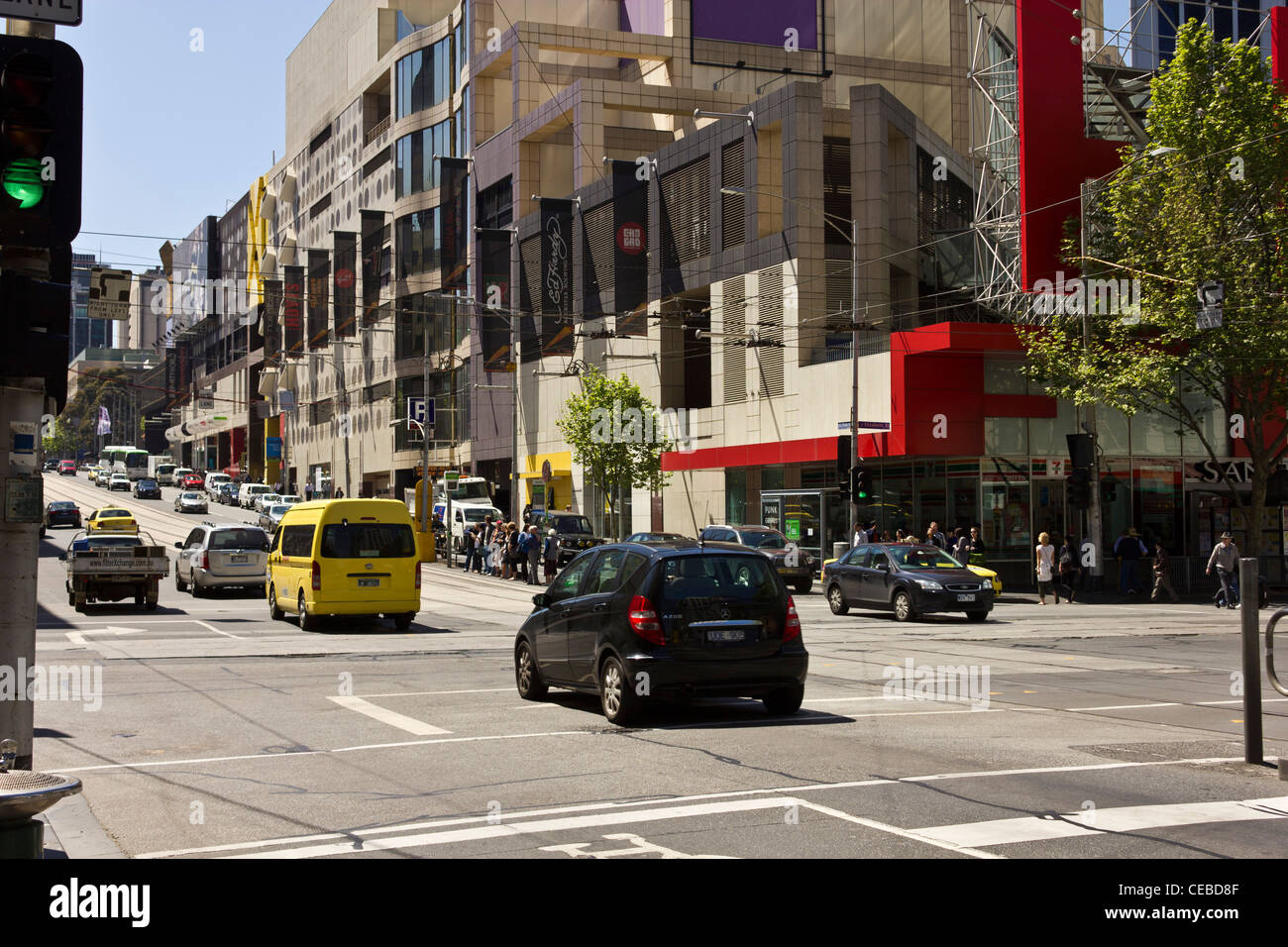 Autos fahren über Grenzübergang bei La Trobe und Elizabeth Straßen, Melbourne, Victoria, Australien Stockfoto
