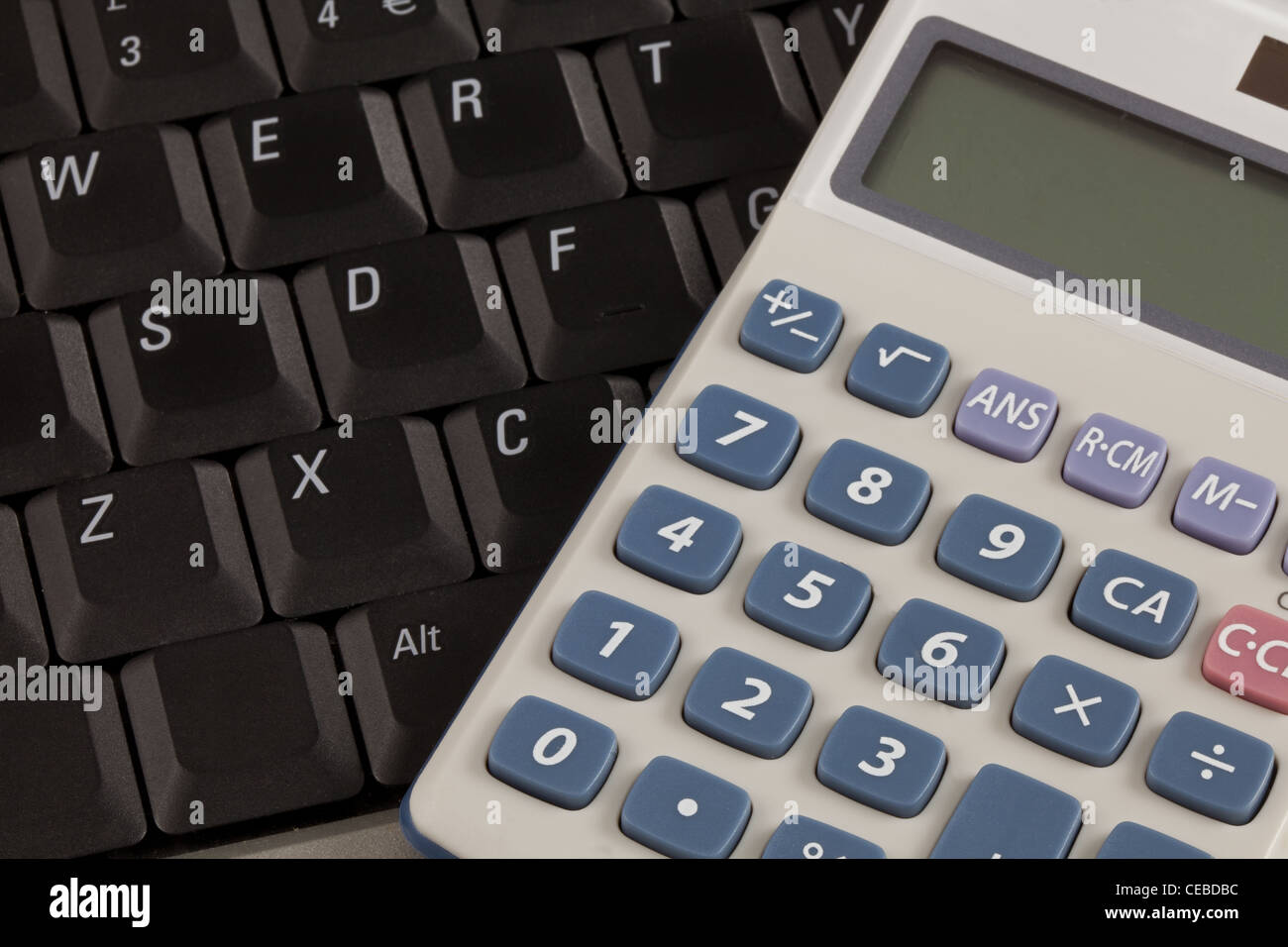 Nahaufnahme eines Rechners auf einer Laptoptastatur Stockfoto