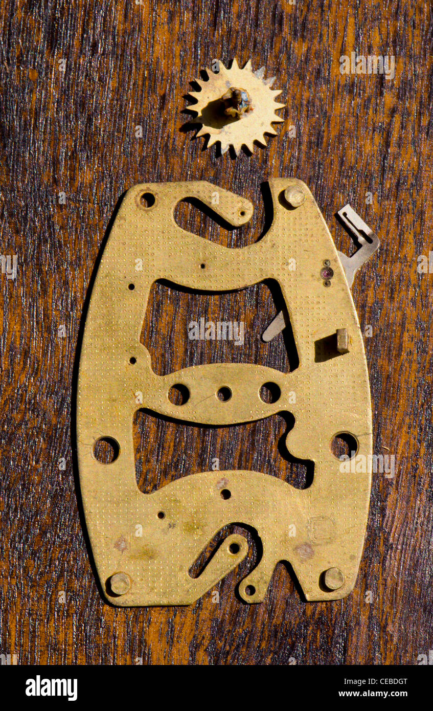Vintage Wecker Messing Detail auf Holz Stockfoto