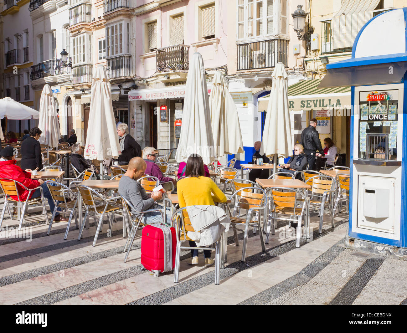 Outdoor-Restaurant in Plaza De La Catedral, Cadiz Spanien. Cadiz ist eine der ältesten kontinuierlich bewohnten Städte Europas. Stockfoto