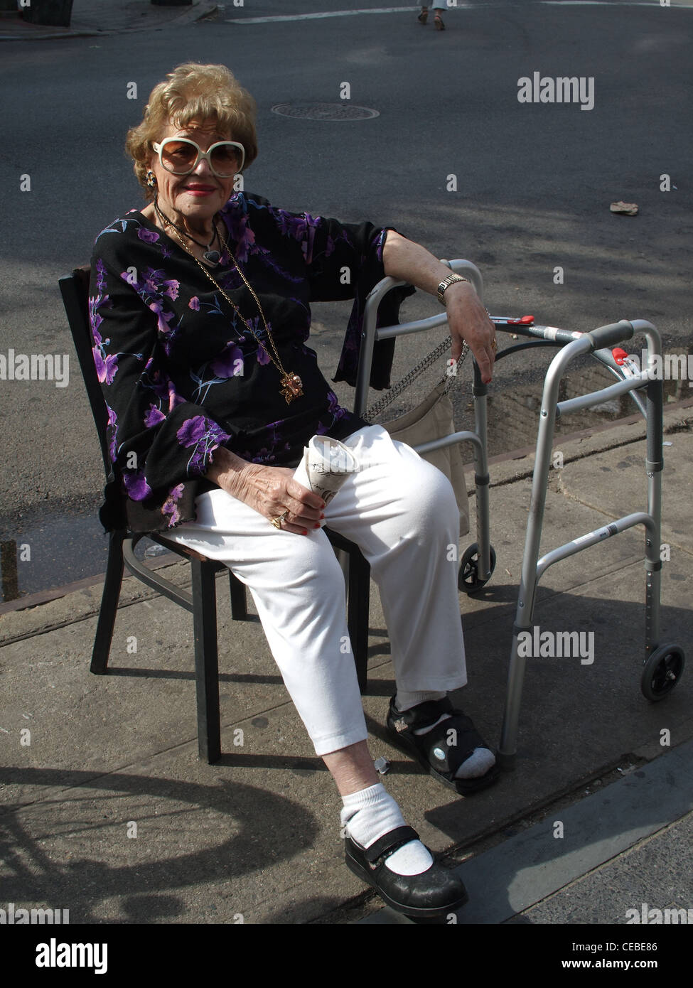 Ältere Frau mit Walker, Brooklyn, New York Stockfoto