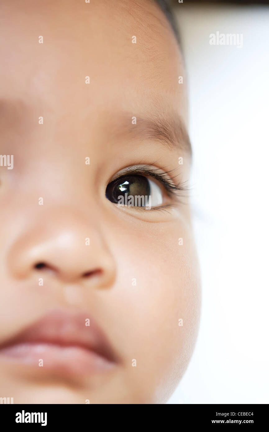 Baby anstarren oder Suchen nach etwas mit einem intensiven fokussiert betrachten, scheint zu denken, oder sich wundern Stockfoto