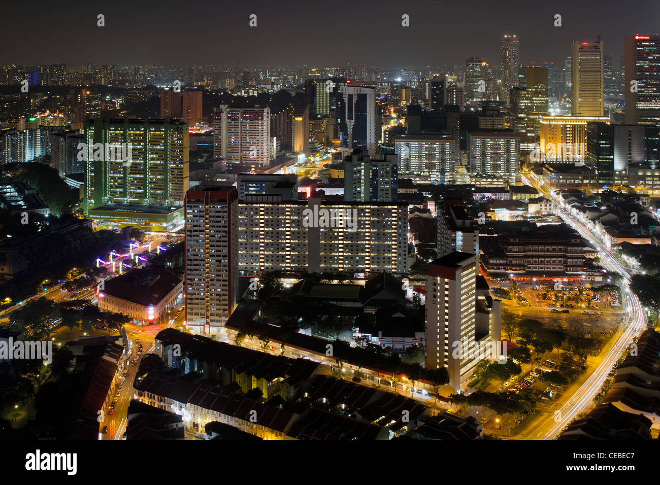 Singapur Chinatown Stadtbild Nachtszene mit Licht Trails Stockfoto