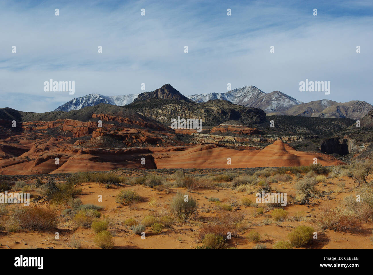 Orange Sand, rote Felsen und Henry Bergen, Utah Stockfoto