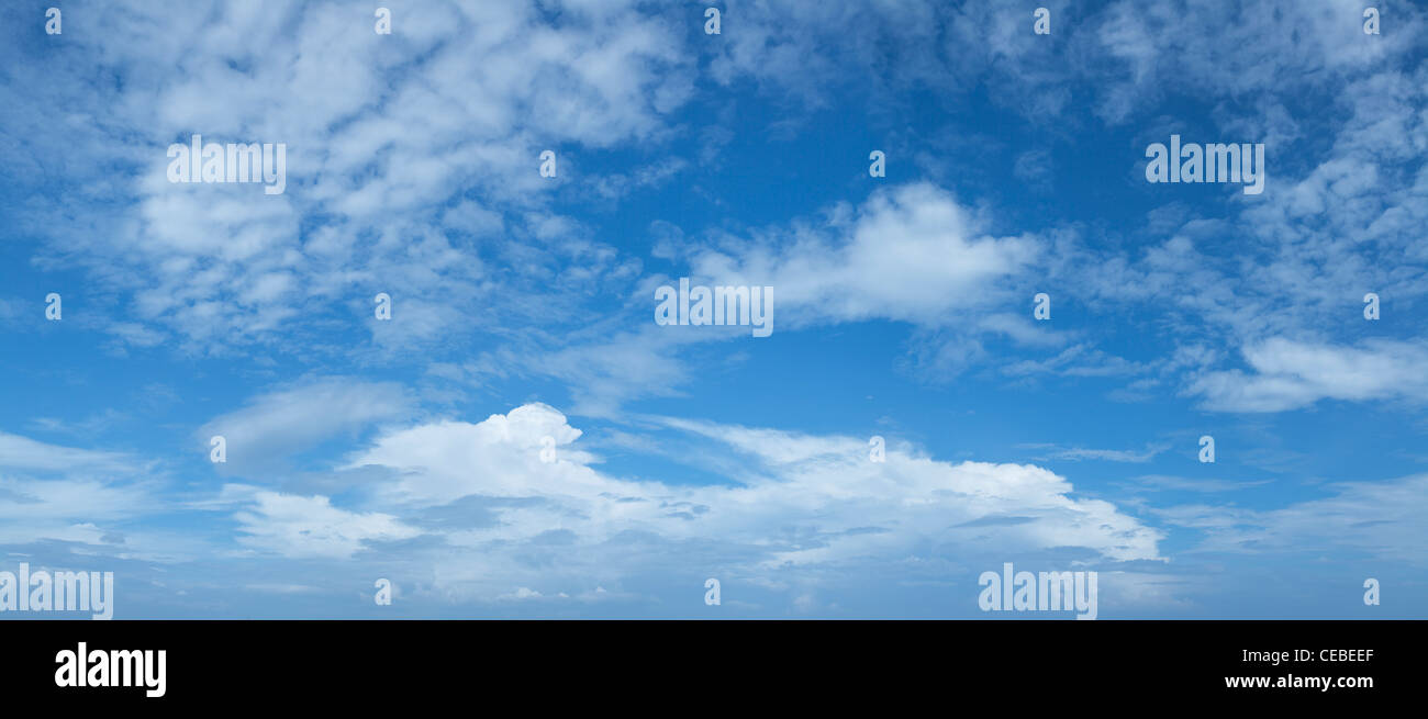 Bewölkter Himmelshintergrund. Panorama-Komposition in hoher Auflösung. Stockfoto