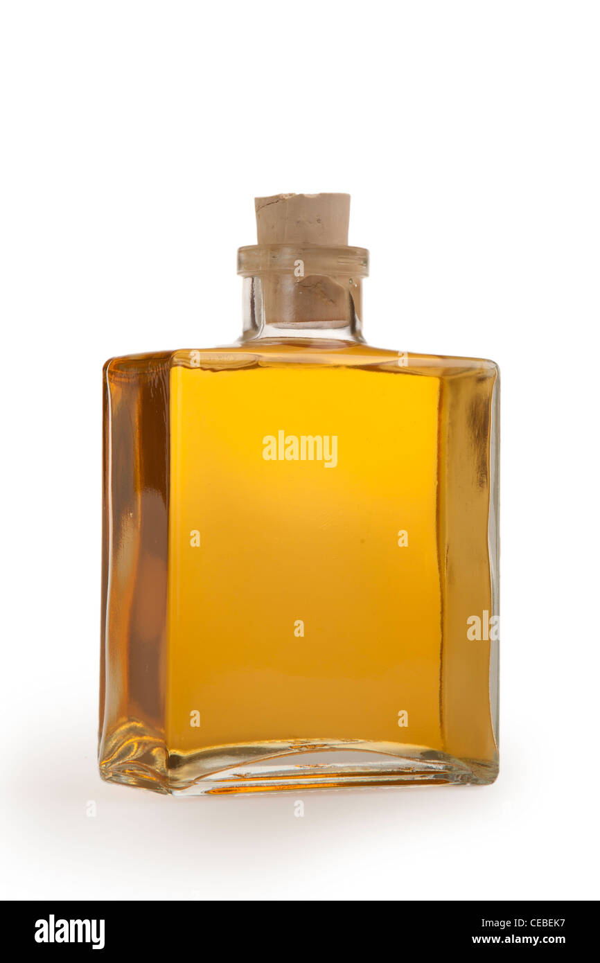Eine Glasflasche auf weißem Hintergrund mit gelben Flüssigkeit Stockfoto