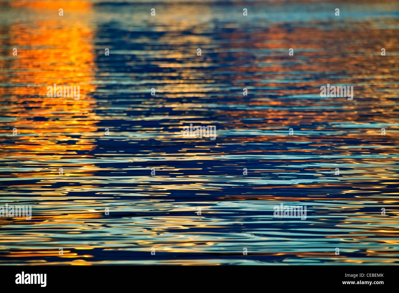 Wasser kräuselt sich bei Sonnenuntergang auf den Pazifischen Ozean aus Vancouver Island Küste, Britisch-Kolumbien, Kanada. Stockfoto