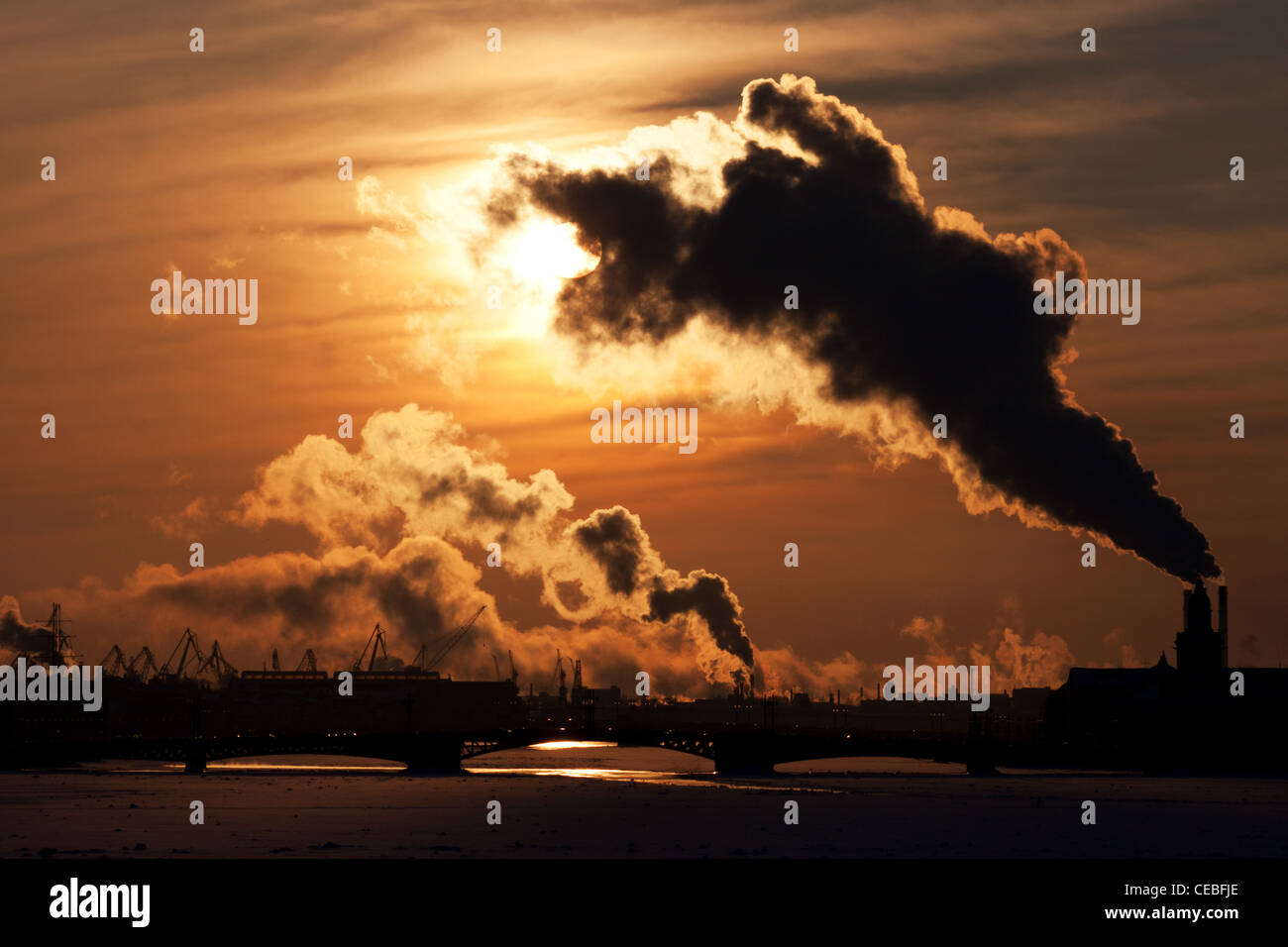 Stadtlandschaft Winter ist sehr kalt am Abend bei Sonnenuntergang. Rauchen Sie in Form eines Drachen. Stockfoto