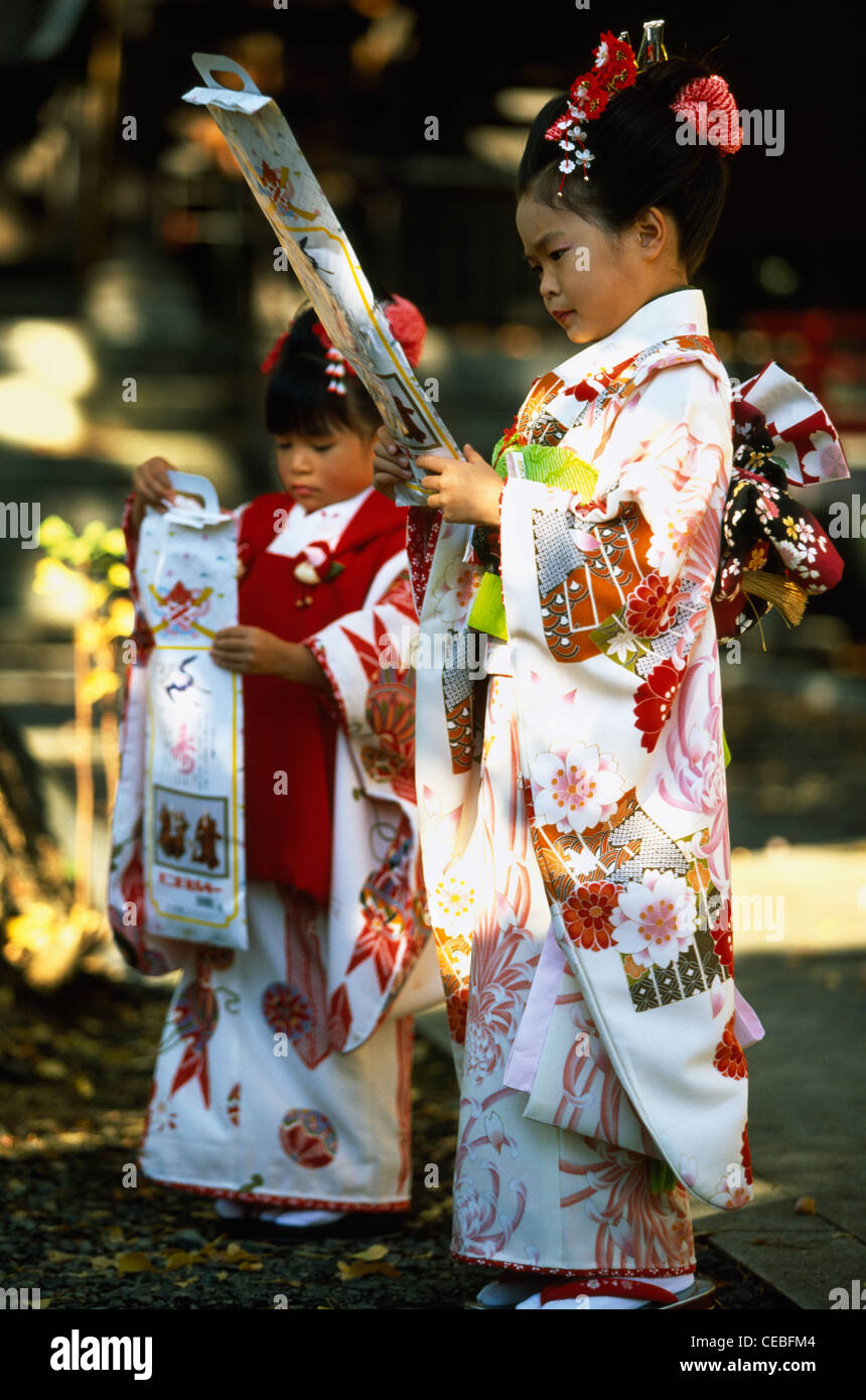 Zwei Mädchen halten Taschen von "Tausend Jahr Süßigkeiten", die Ihnen sind, an ihre Shichi-Go-San in Tokio, Japan gegeben worden Stockfoto