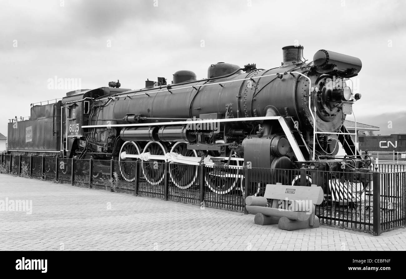 Kanadischen nationalen Eisenbahnen U-1-A Klasse 4-8-2 Lok Nr. 6015 (1923) in der ständigen Ausstellung in Jasper, Alberta, Kanada. Stockfoto