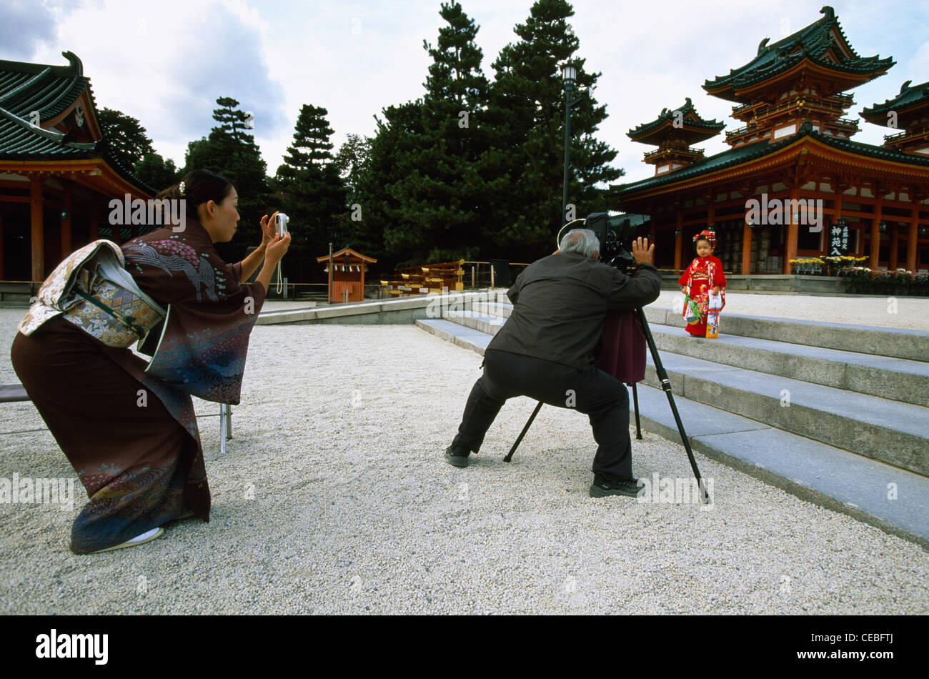 Eine Mutter fotografiert ein Fotograf, ein Bild von ihrer Tochter nach ihrem Shichi-Go-San-Ritual in Heian Jingu, Kyoto, Japan Stockfoto