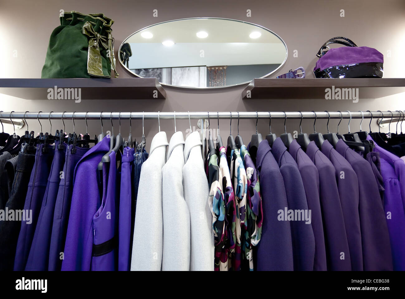 Stilvolle und elegante Damen Kleidung auf Kleiderbügeln in modernen ... Stilvolle und elegante Damen Kleidung auf Kleiderbügeln in modernen ...