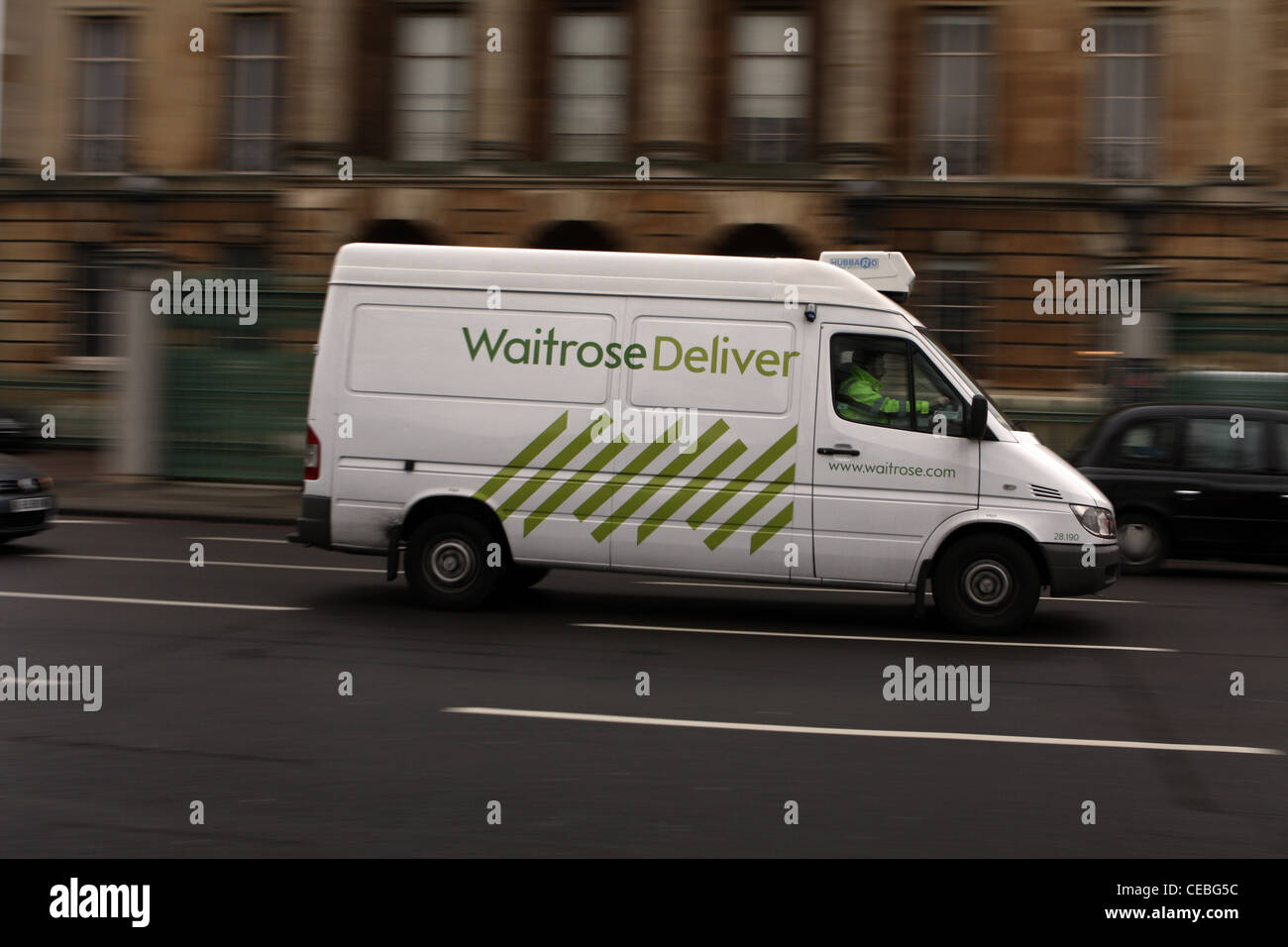 Ein Waitrose liefern van Reisen entlang einer Straße in London Stockfoto